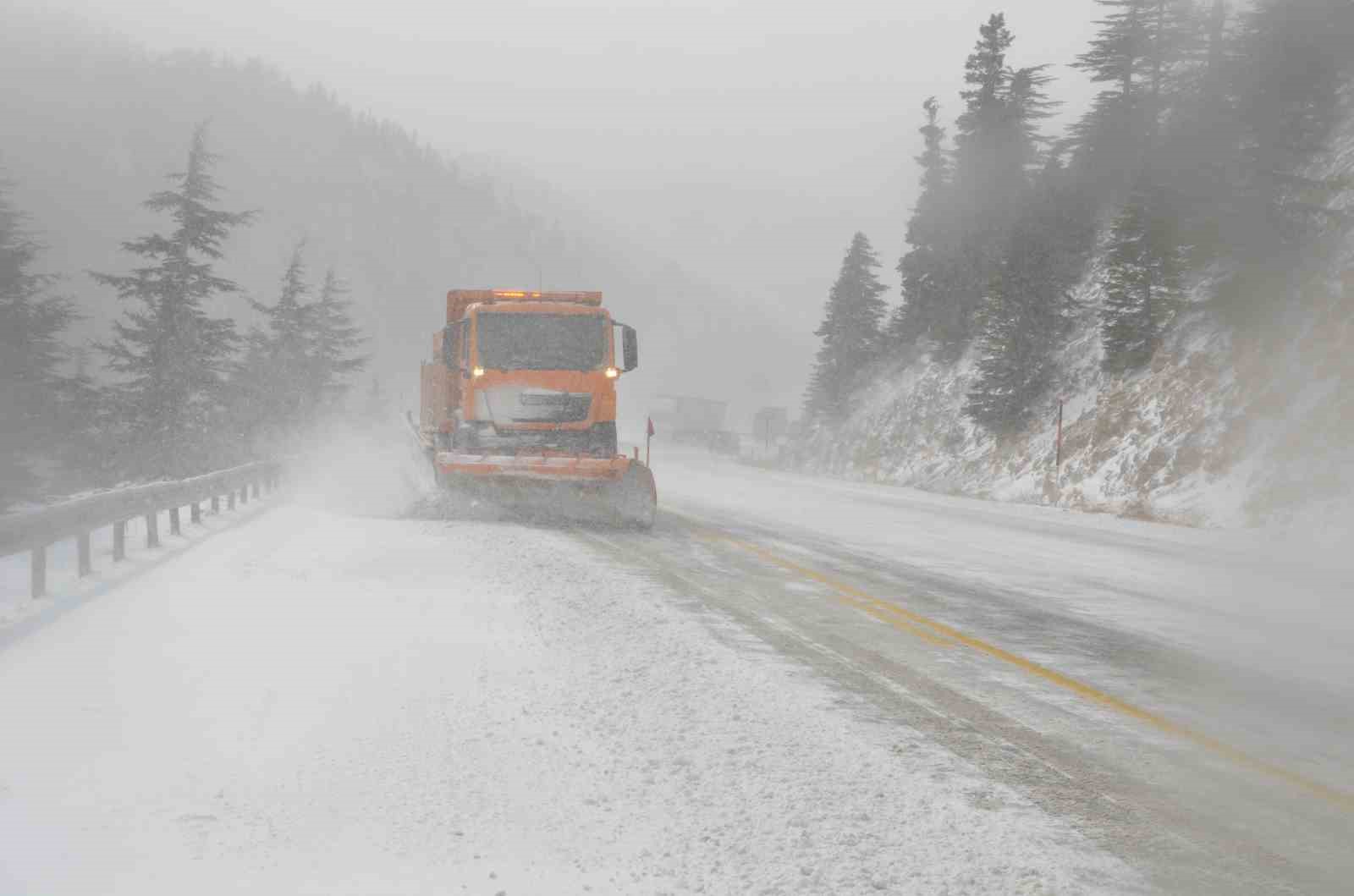 Antalya-Konya kara yolunda kar etkisini artırdı
Antalya-Konya kara yolunda kar etkisini artırdı
