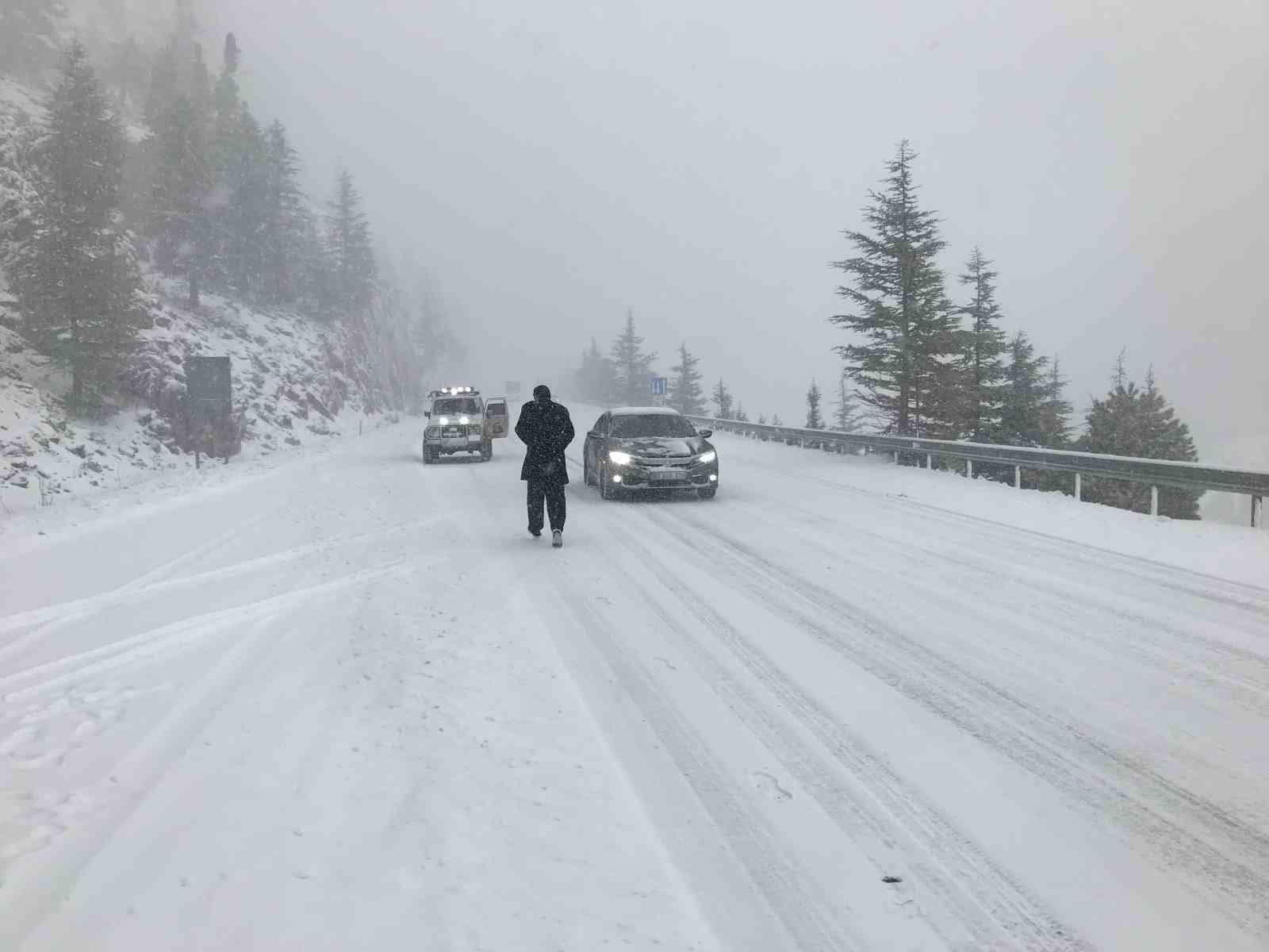Antalya-Konya kara yolunda kar etkisini artırdı
Antalya-Konya kara yolunda kar etkisini artırdı