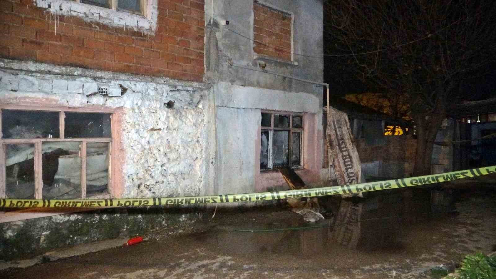 Antalya’da gecekondu yangını: 1 ölü, 1 yaralı
Antalya’da gecekondu yangını: 1 ölü, 1 yaralı