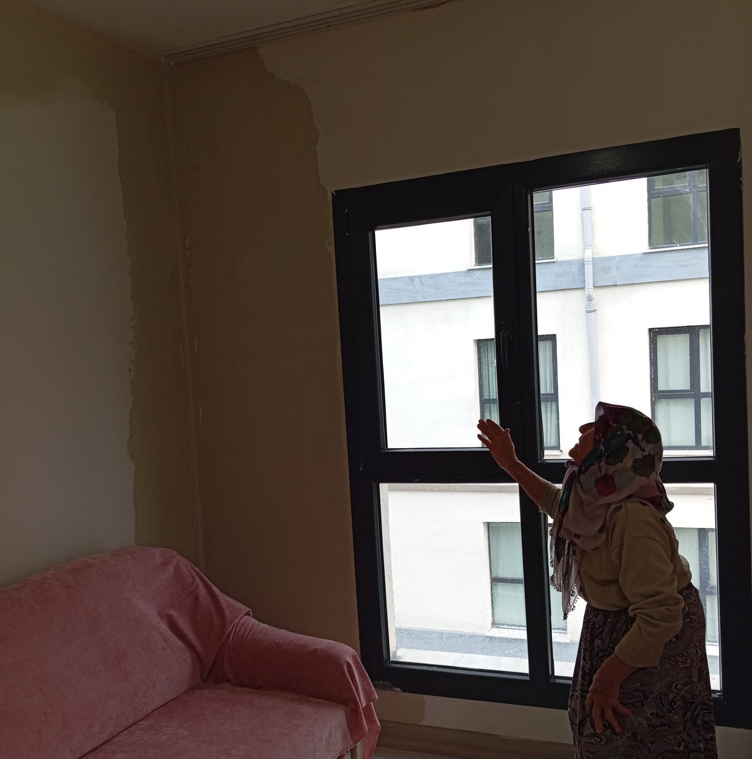 Apartman dairelerinin her yerinden su sızmaya başladı
Apartman dairelerinin her yerinden su sızmaya başladı