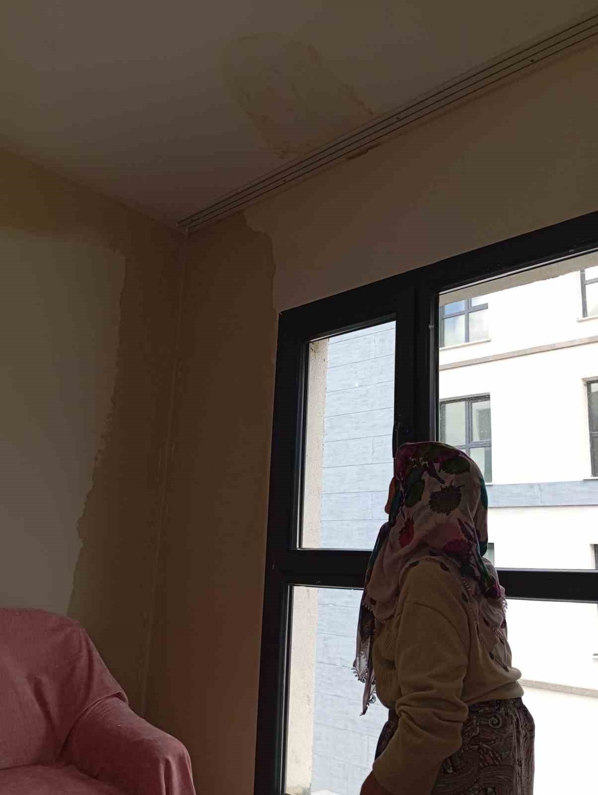 Apartman dairelerinin her yerinden su sızmaya başladı
Apartman dairelerinin her yerinden su sızmaya başladı