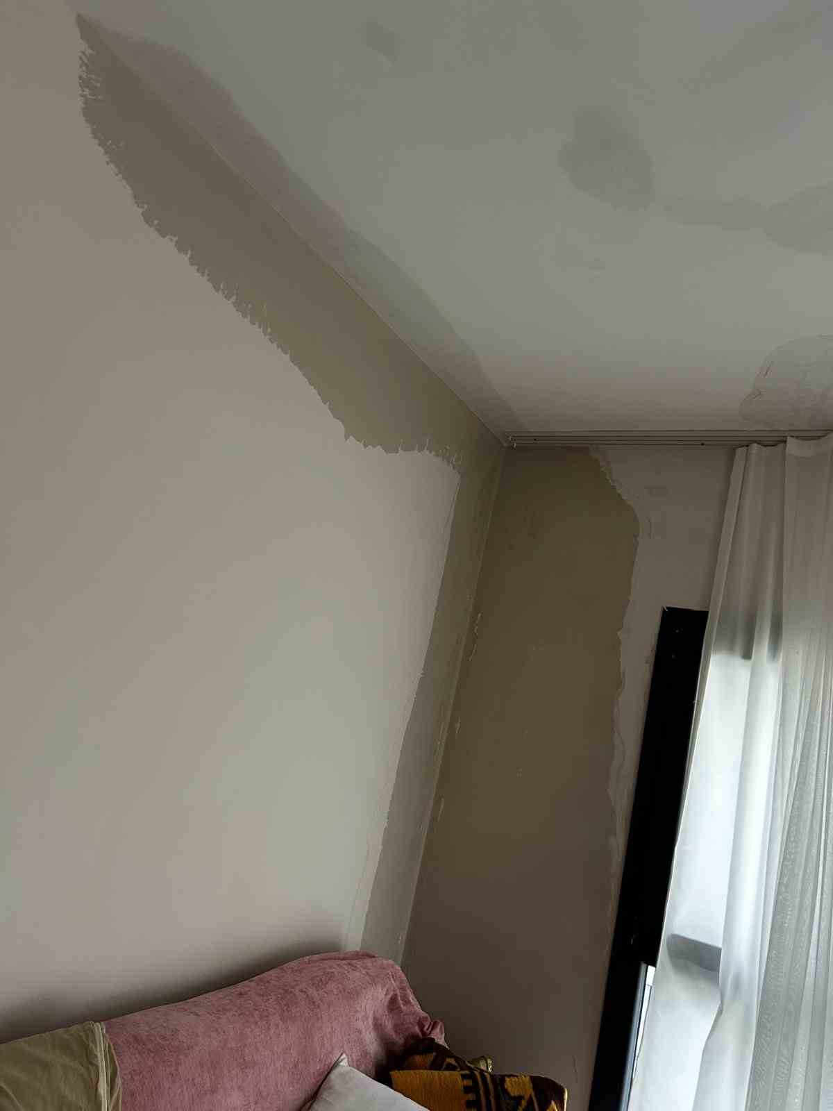 Apartman dairelerinin her yerinden su sızmaya başladı
Apartman dairelerinin her yerinden su sızmaya başladı