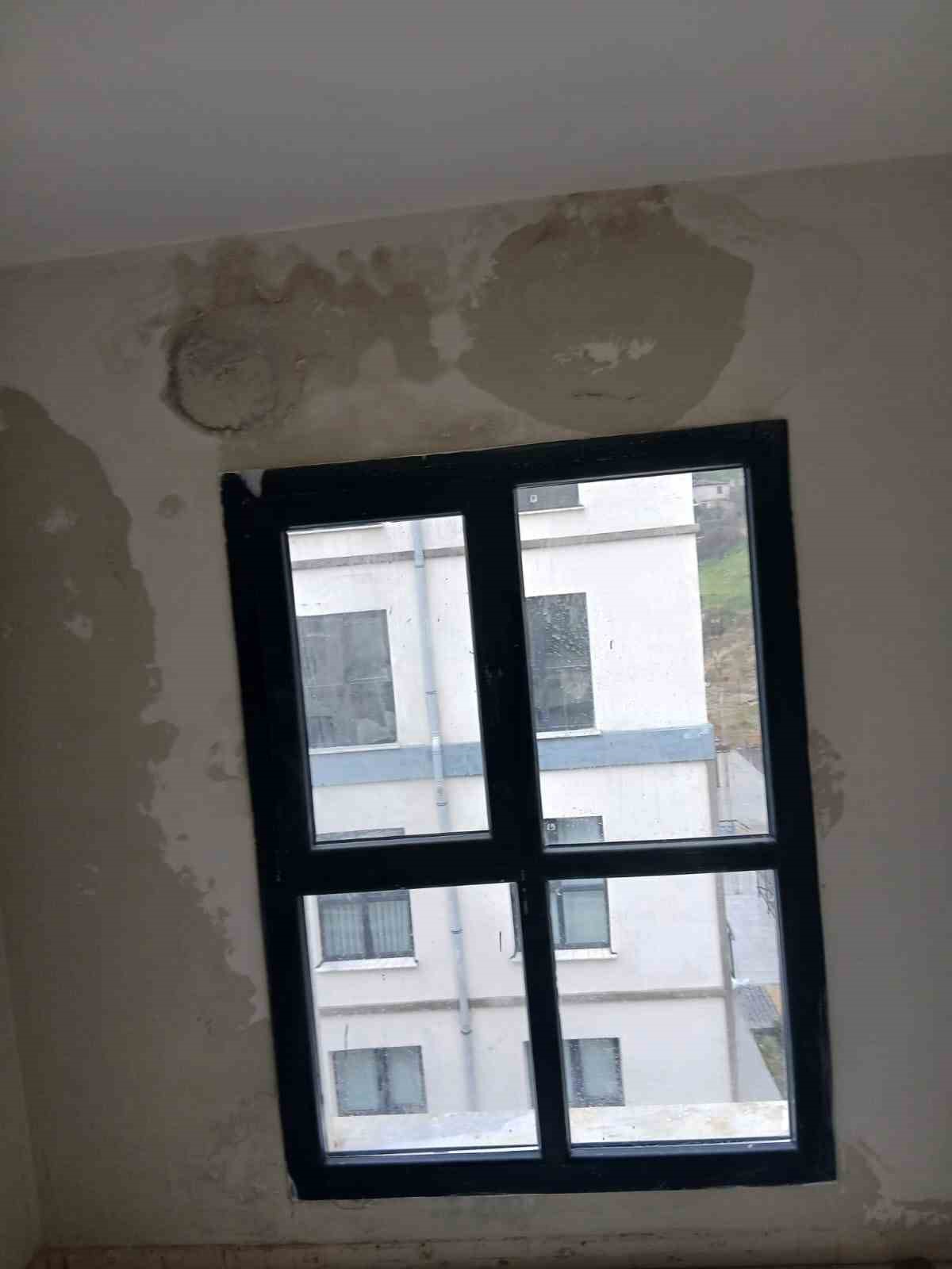 Apartman dairelerinin her yerinden su sızmaya başladı
Apartman dairelerinin her yerinden su sızmaya başladı