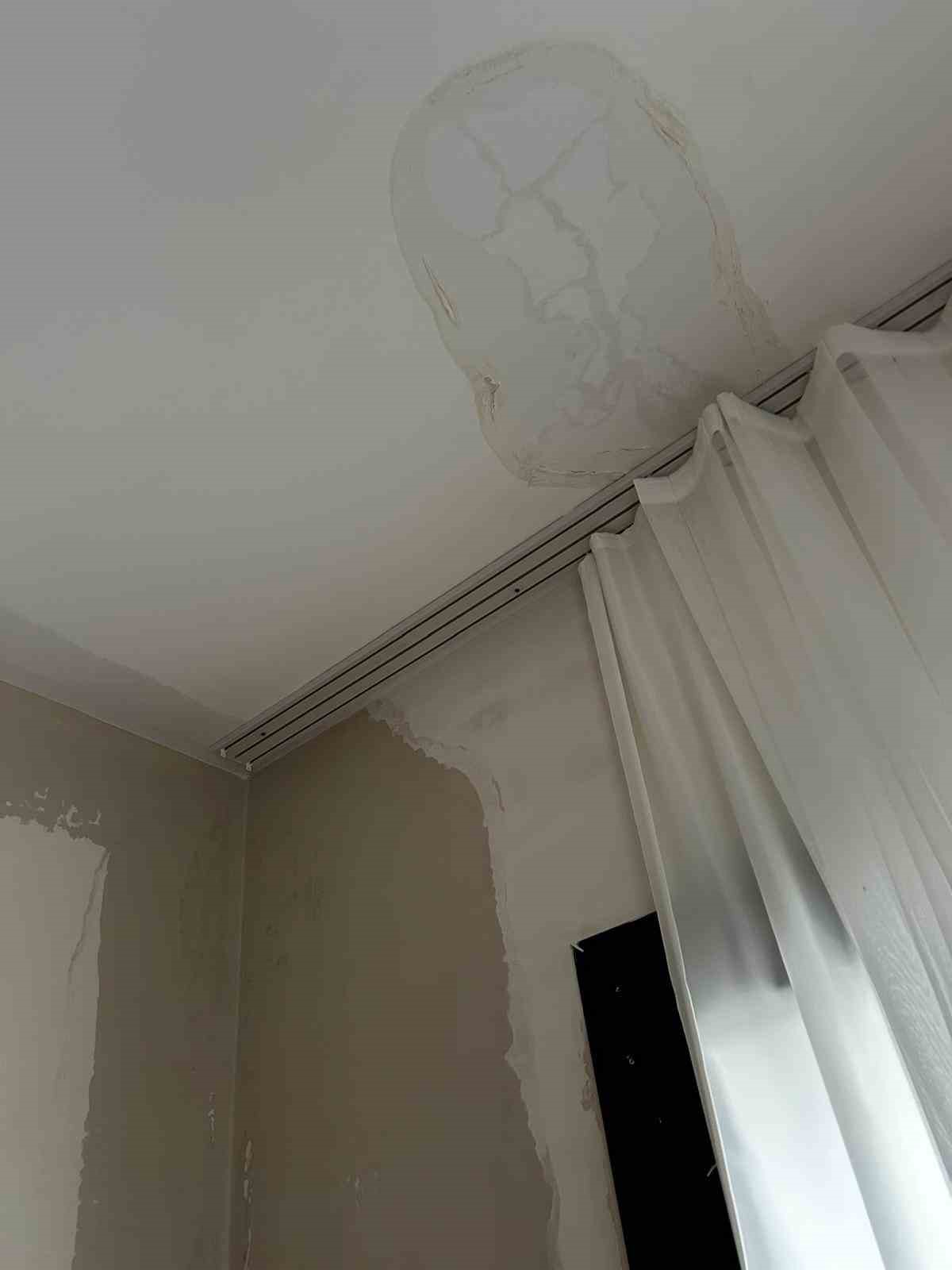 Apartman dairelerinin her yerinden su sızmaya başladı
Apartman dairelerinin her yerinden su sızmaya başladı