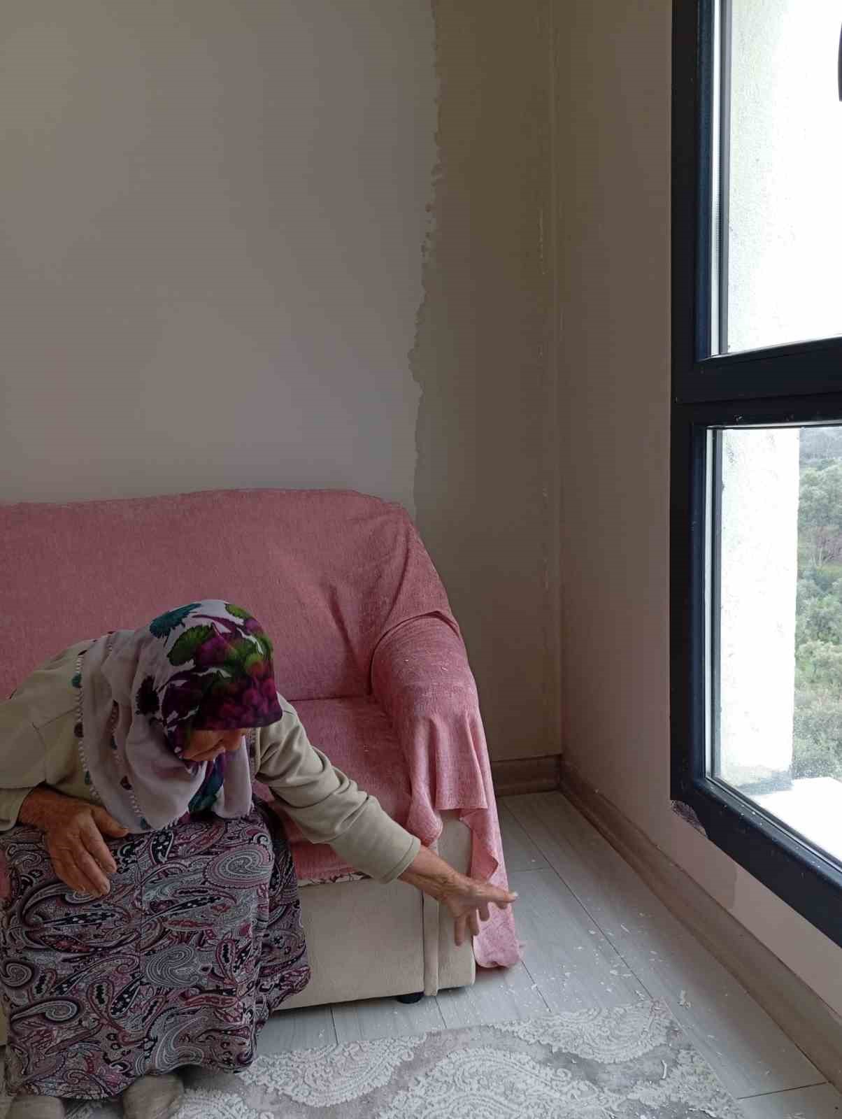 Apartman dairelerinin her yerinden su sızmaya başladı
Apartman dairelerinin her yerinden su sızmaya başladı