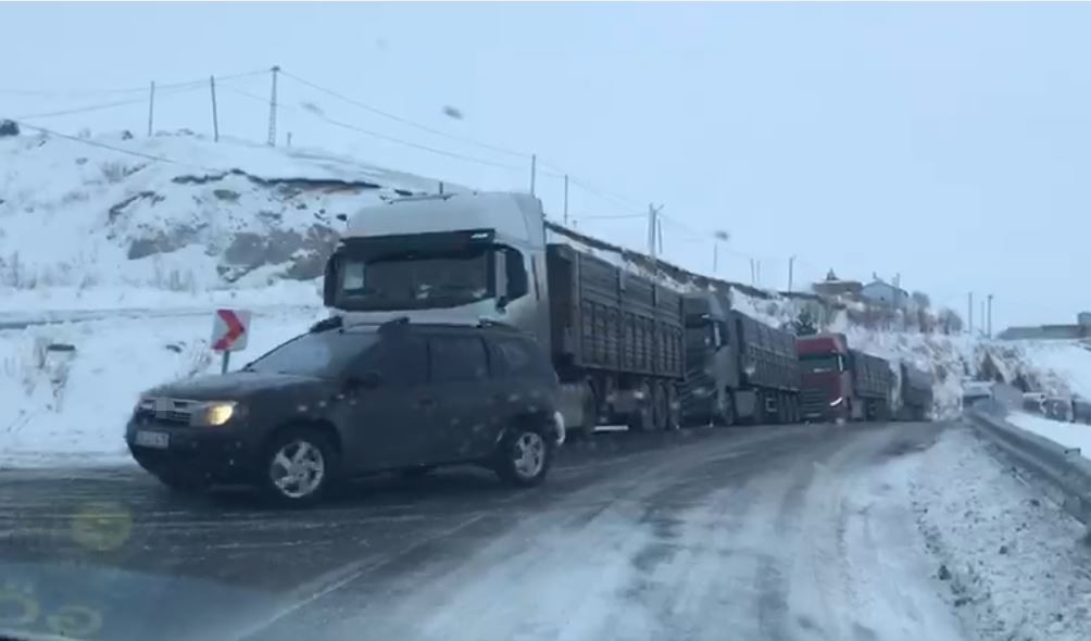 Ardahan’da ulaşıma kar ve tipi engeli
Ardahan’da ulaşıma kar ve tipi engeli