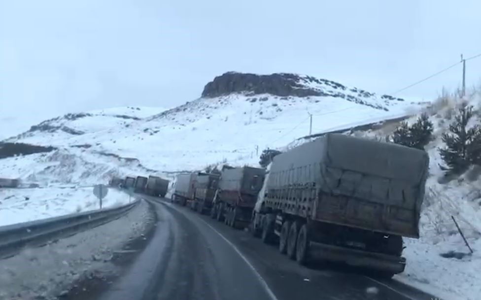 Ardahan’da ulaşıma kar ve tipi engeli
Ardahan’da ulaşıma kar ve tipi engeli
