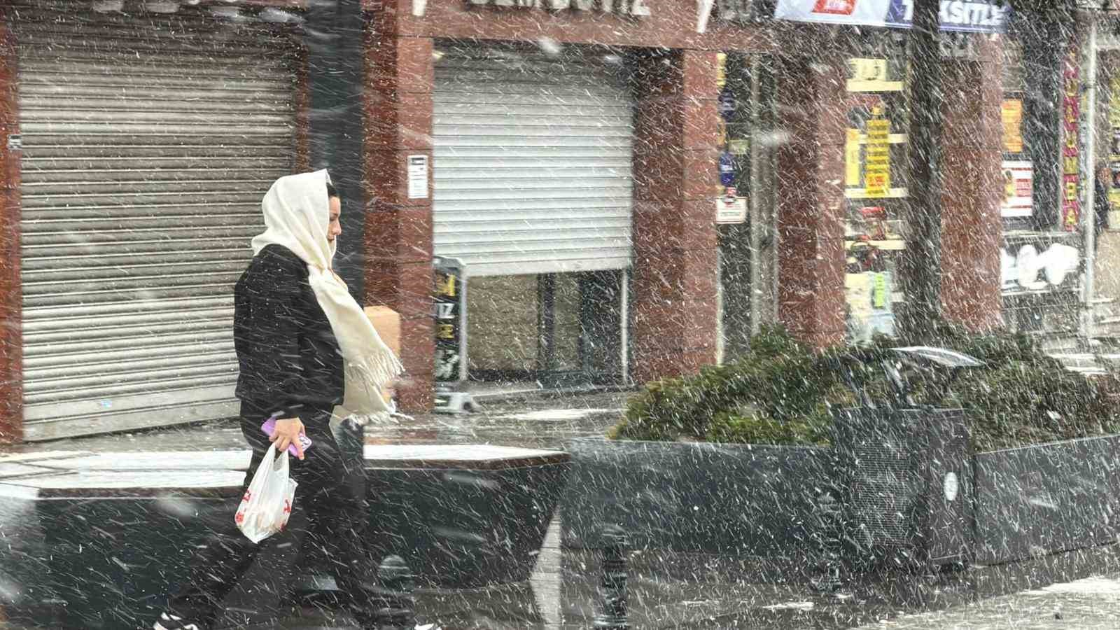 Arnavuköy’de kar yağışı
Arnavuköy’de kar yağışı