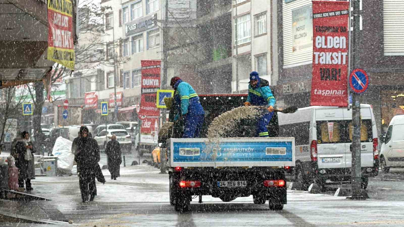 Arnavuköy’de kar yağışı
Arnavuköy’de kar yağışı