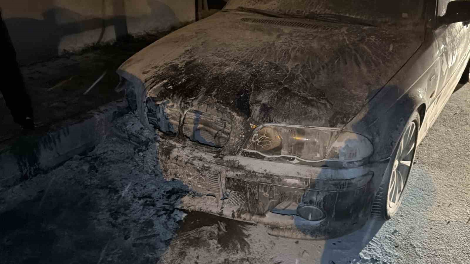 Arnavutköy’de park halindeki otomobil alev aldı: 2 araç kullanılamaz hale geldi
