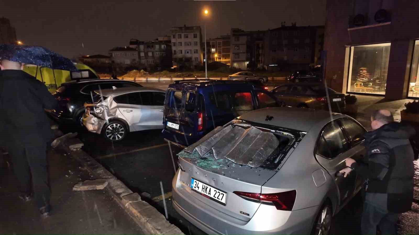 Aşırı hız ve alkol kazaya neden oldu: Sancaktepe’de otomobil takla attı
Aşırı hız ve alkol kazaya neden oldu: Sancaktepe’de otomobil takla attı