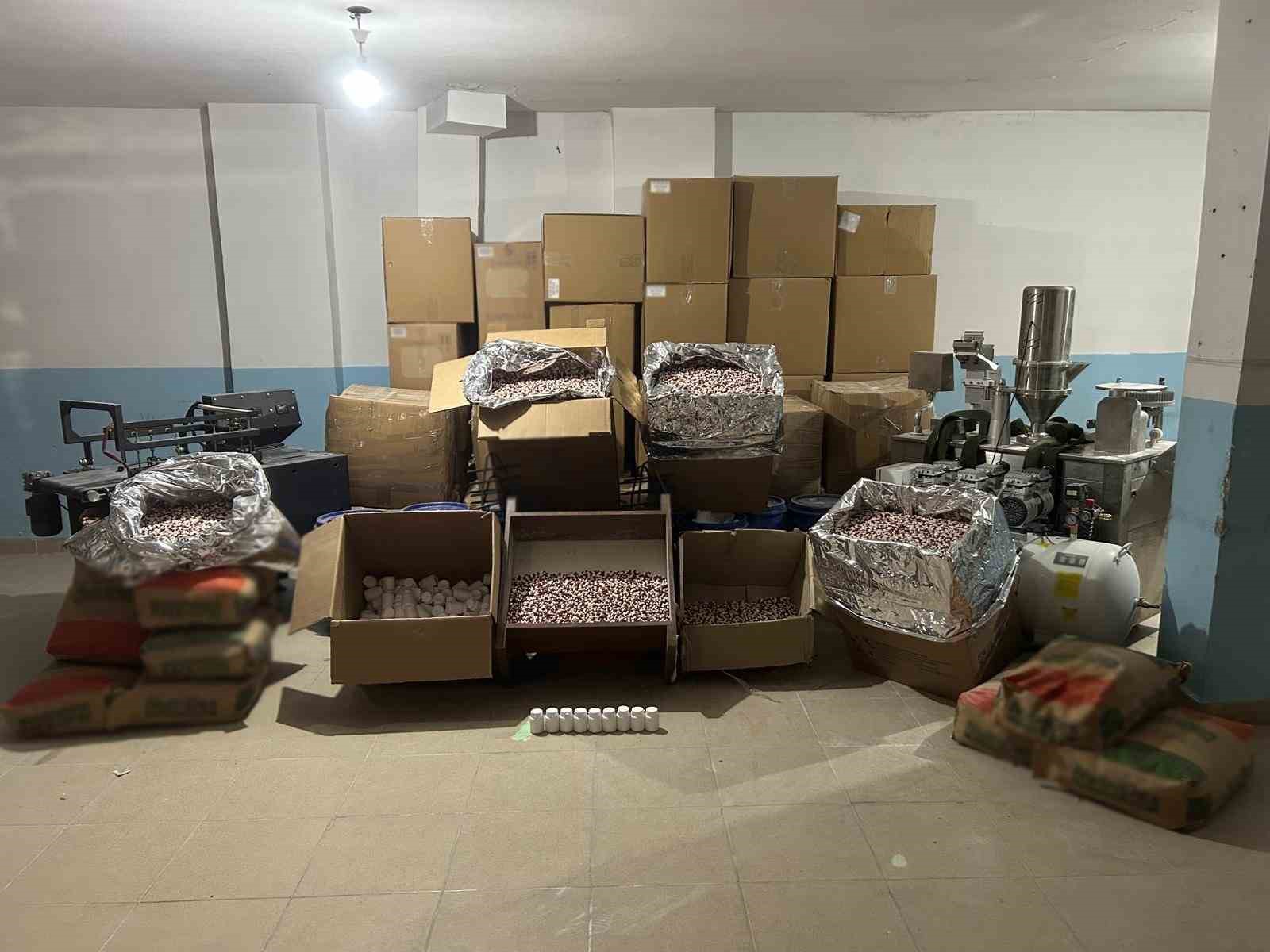 Avcılar’da uyuşturucu hap imalathanesine baskın: 6 gözaltı
Avcılar’da uyuşturucu hap imalathanesine baskın: 6 gözaltı