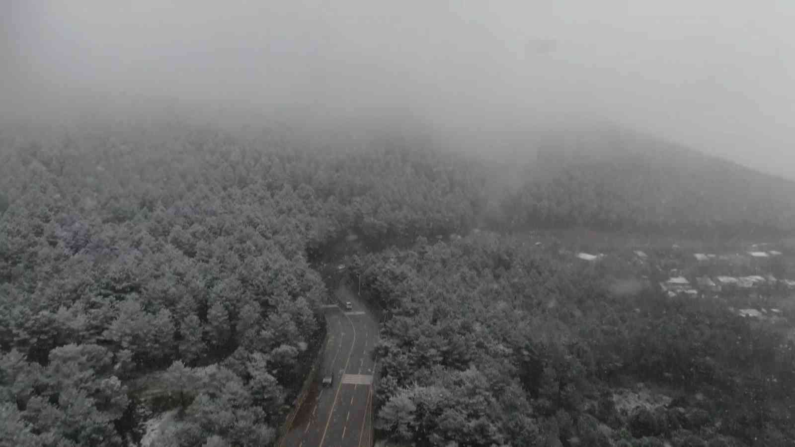 Aydos’ta etkili olan kar yağışı havadan görüntülendi
Aydos’ta etkili olan kar yağışı havadan görüntülendi