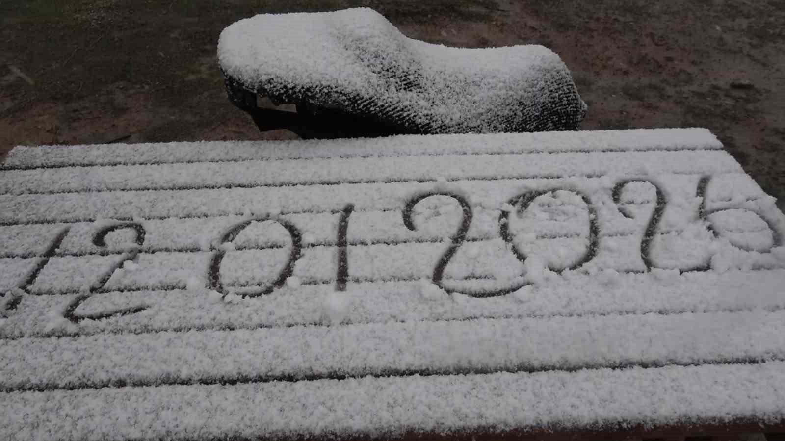 Aydos’ta kar yağışı etkisini artırıyor
Aydos’ta kar yağışı etkisini artırıyor