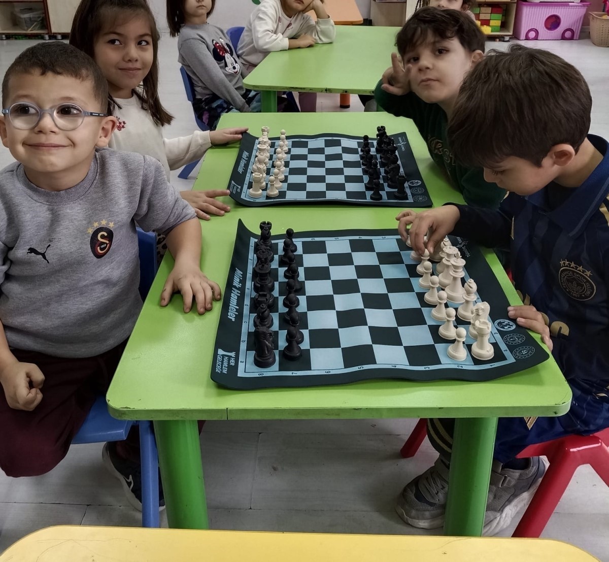 Balıkesir’de okullarda Aile ve Oyun temalı etkinlikler başladı
Balıkesir’de okullarda Aile ve Oyun temalı etkinlikler başladı