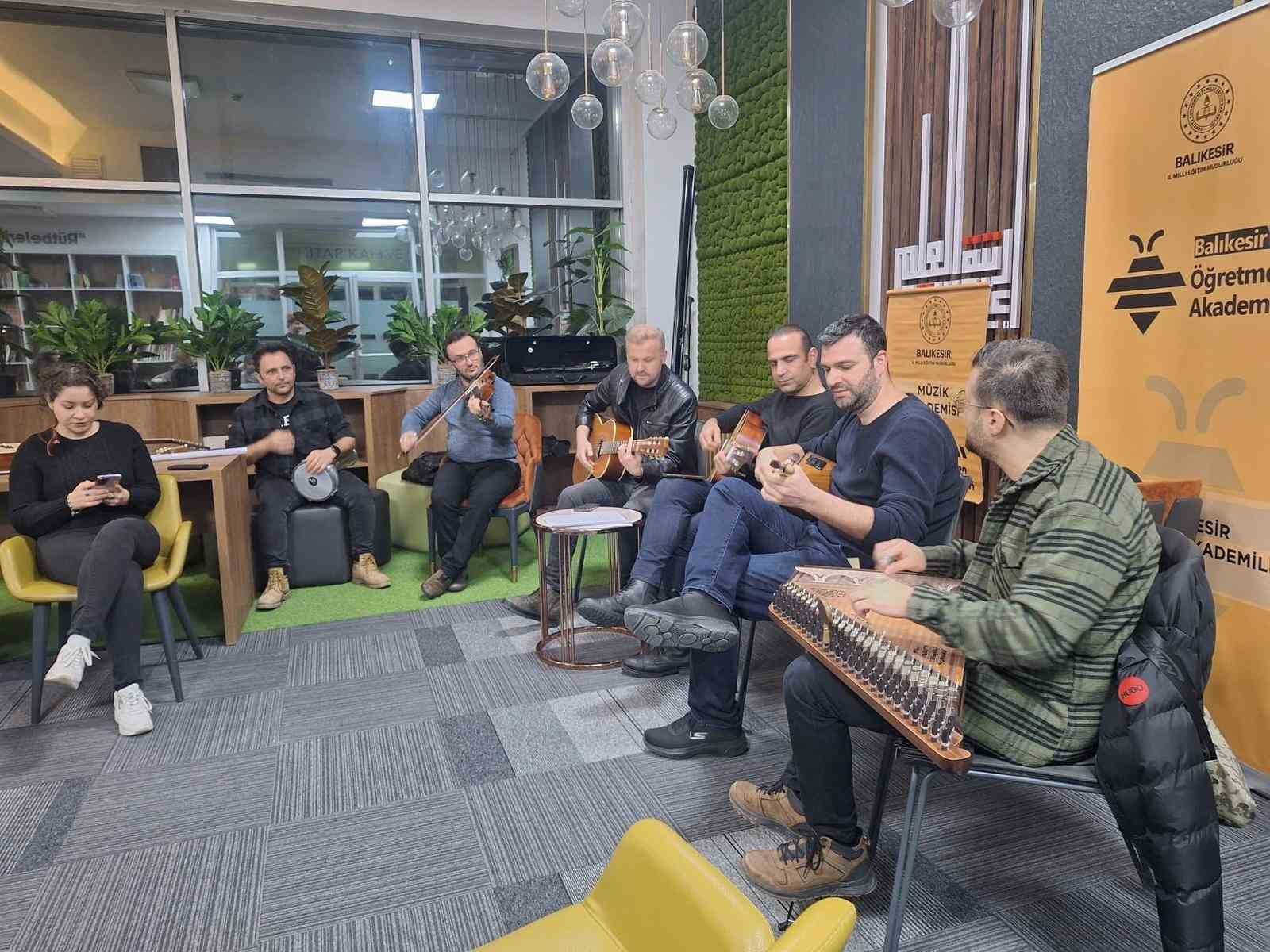 Balıkesirli öğretmenler hem çaldı, hem söyledi
Balıkesirli öğretmenler hem çaldı, hem söyledi