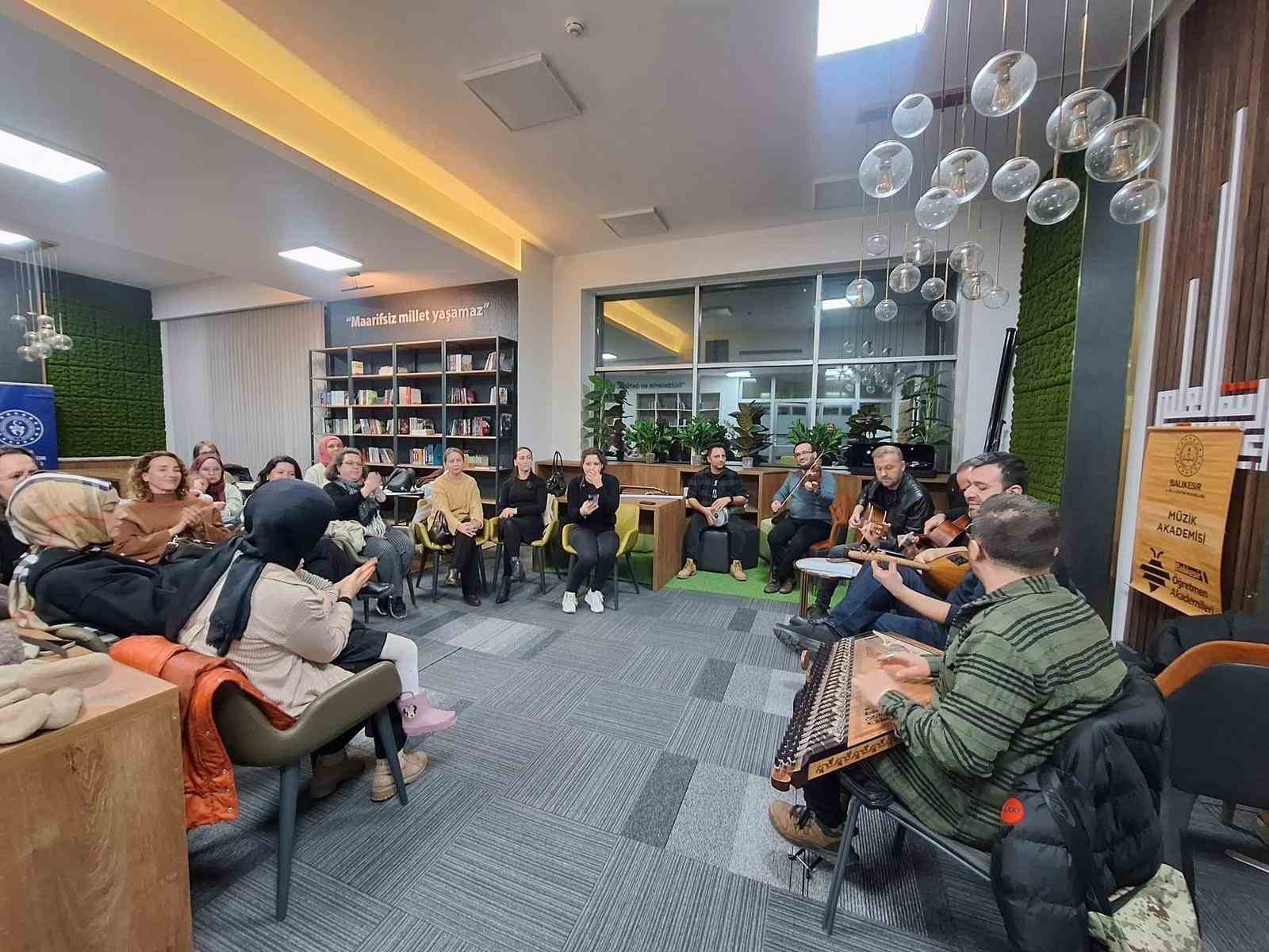 Balıkesirli öğretmenler hem çaldı, hem söyledi
Balıkesirli öğretmenler hem çaldı, hem söyledi