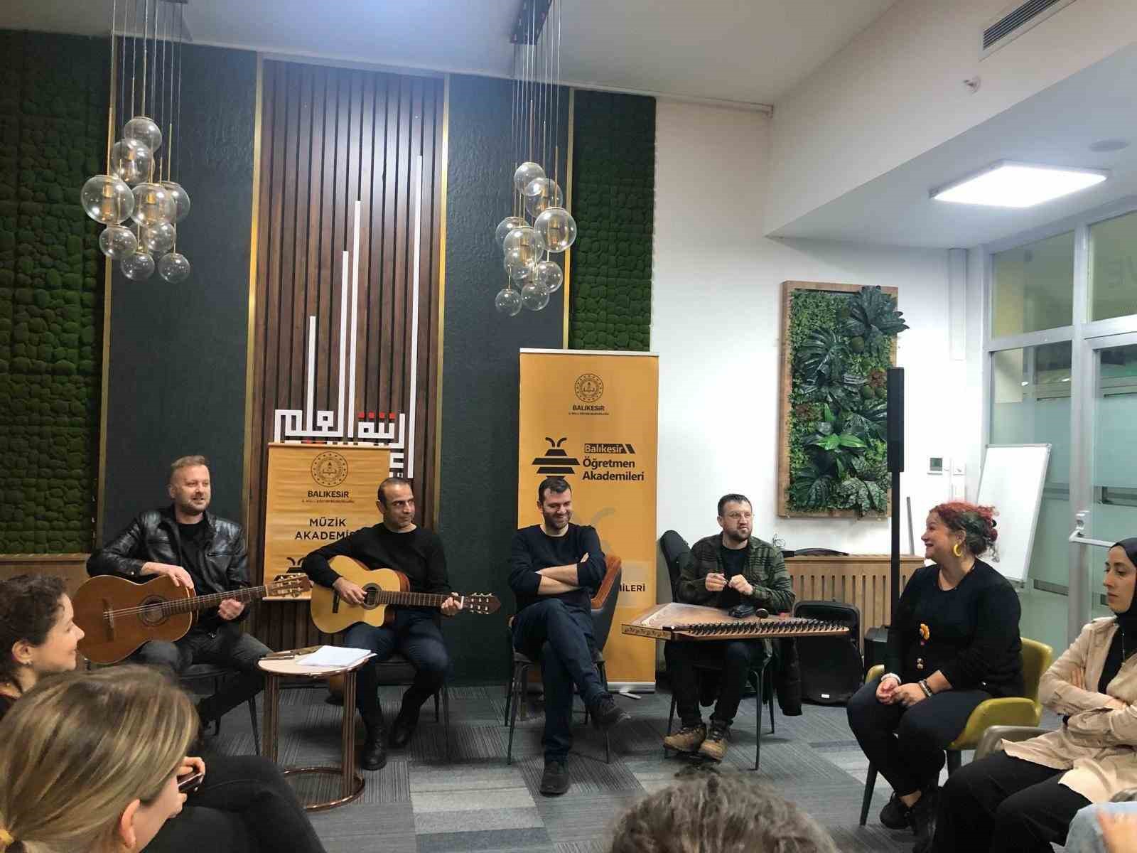 Balıkesirli öğretmenler hem çaldı, hem söyledi
Balıkesirli öğretmenler hem çaldı, hem söyledi