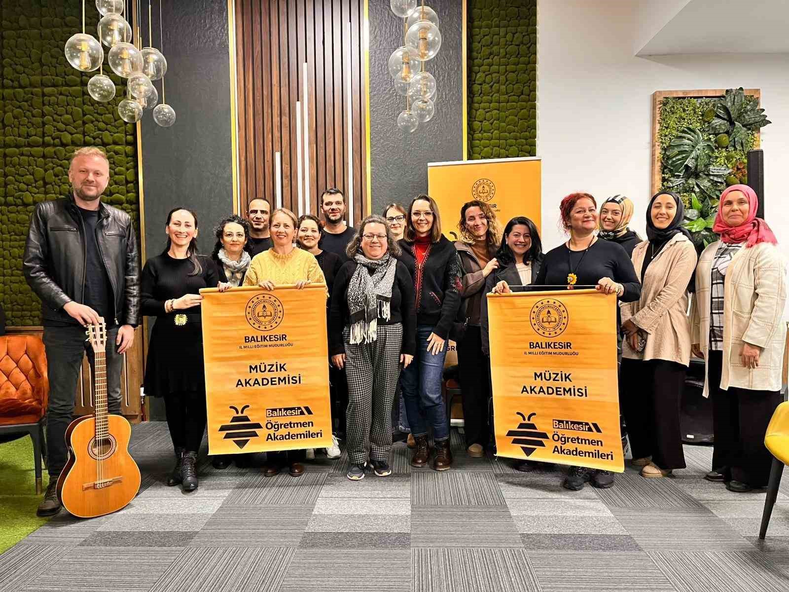 Balıkesirli öğretmenler hem çaldı, hem söyledi
Balıkesirli öğretmenler hem çaldı, hem söyledi