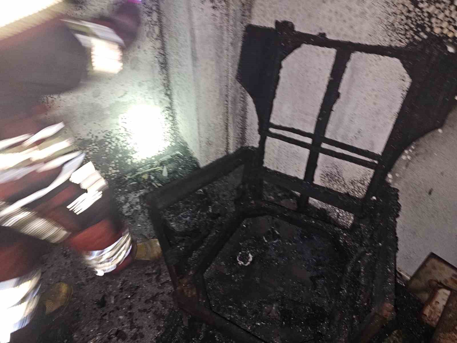 Bandırma’da ev yangını: 6 kişi tahliye edildi
