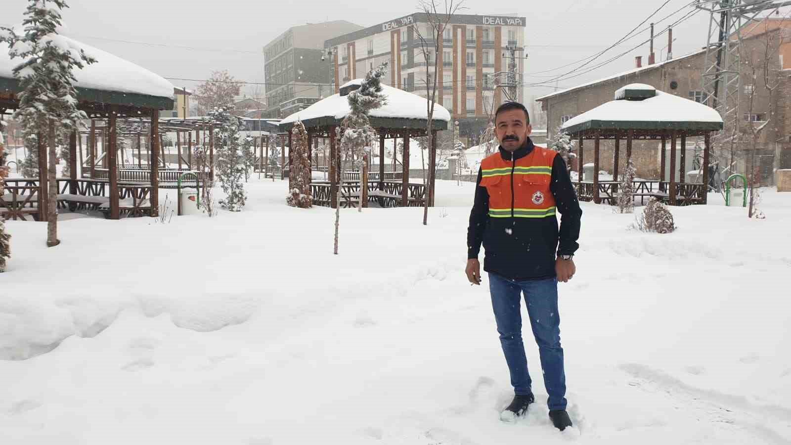 Başkale’de 19 yerleşim yerinin yolu ulaşıma kapandı
Başkale’de 19 yerleşim yerinin yolu ulaşıma kapandı