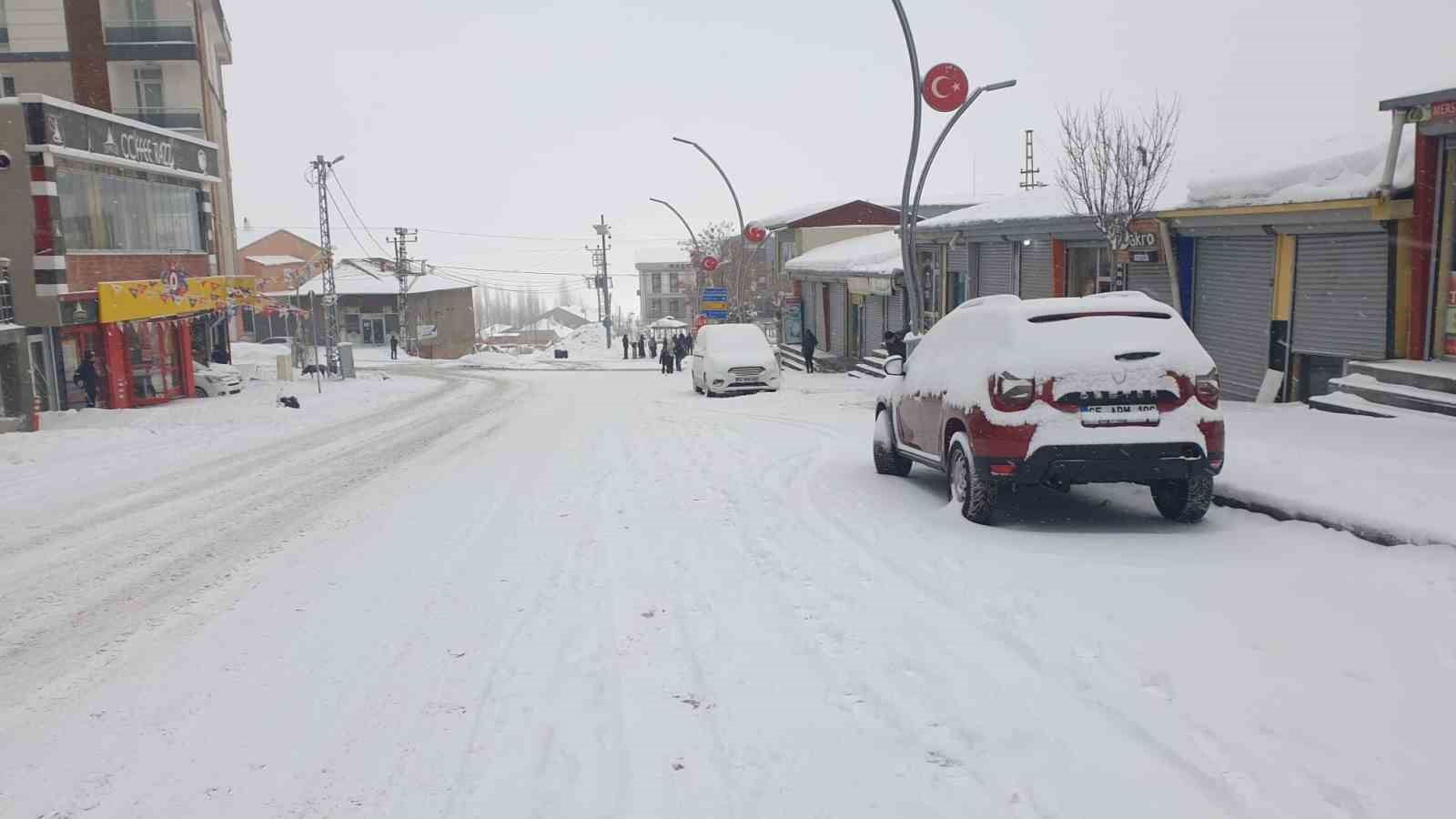Başkale’de 19 yerleşim yerinin yolu ulaşıma kapandı
Başkale’de 19 yerleşim yerinin yolu ulaşıma kapandı
