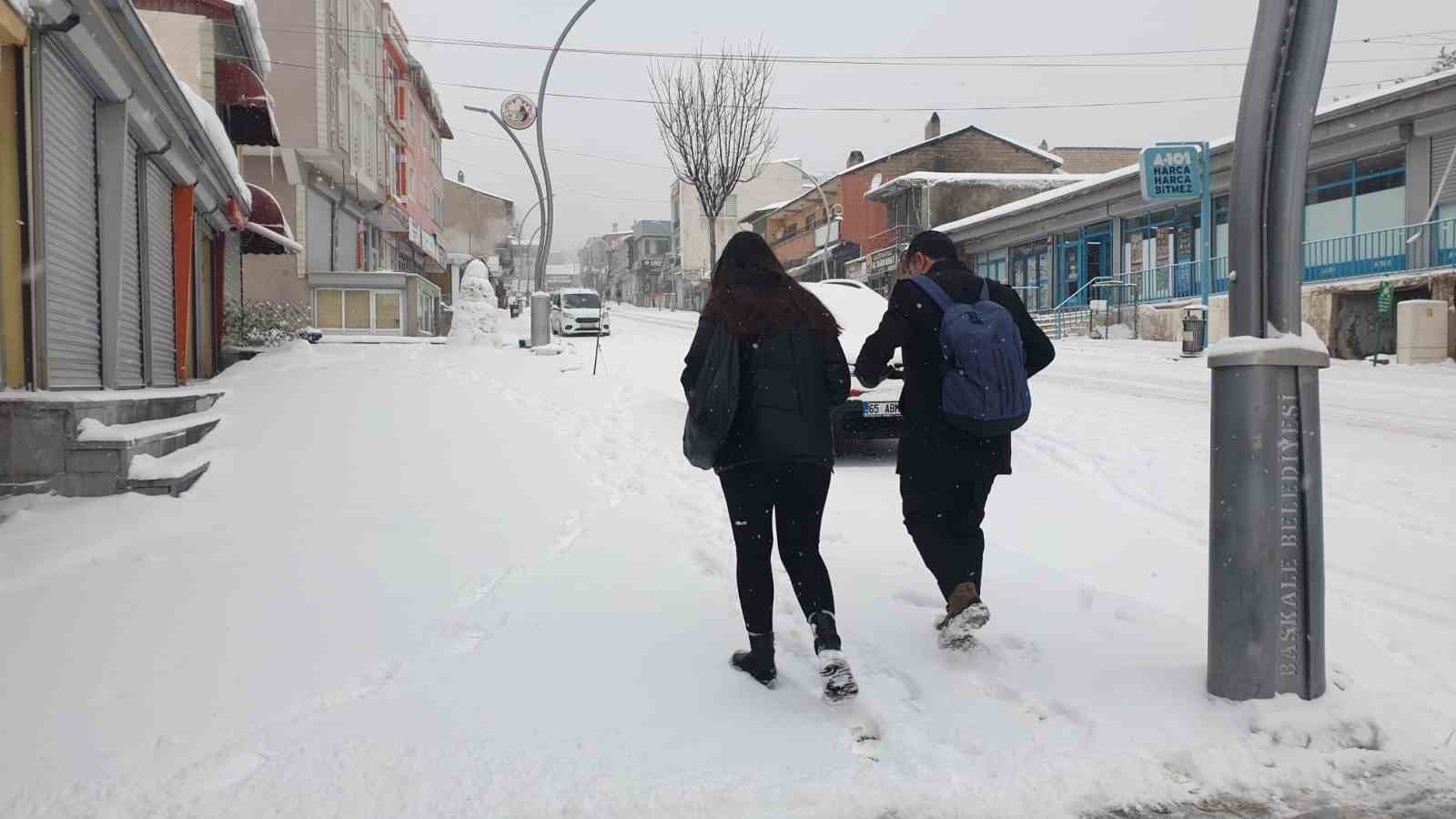 Başkale’de 19 yerleşim yerinin yolu ulaşıma kapandı
Başkale’de 19 yerleşim yerinin yolu ulaşıma kapandı