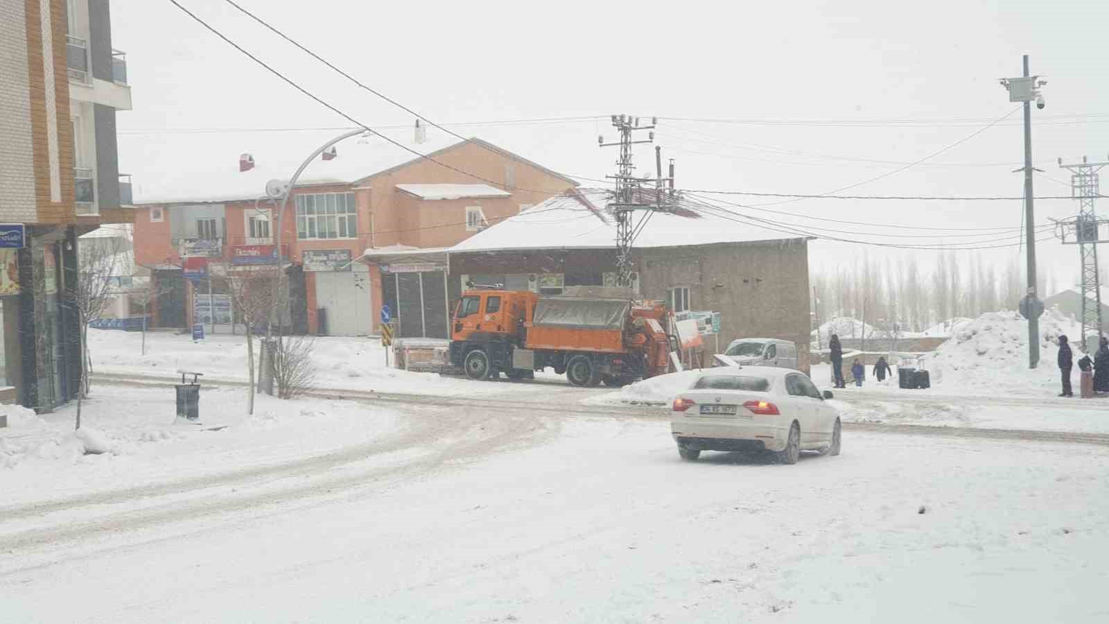 Başkale’de 19 yerleşim yerinin yolu ulaşıma kapandı
Başkale’de 19 yerleşim yerinin yolu ulaşıma kapandı