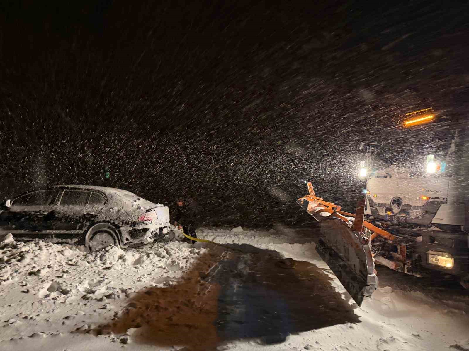 Başkale’de yoldan çıkan otomobil kara saplandı
Başkale’de yoldan çıkan otomobil kara saplandı