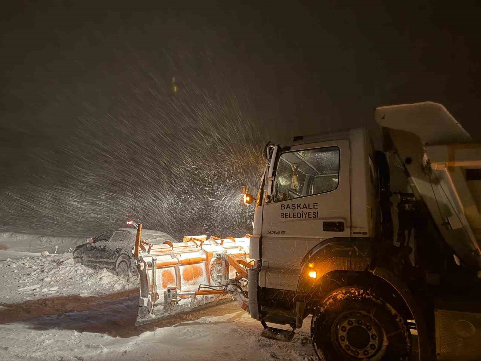 Başkale’de yoldan çıkan otomobil kara saplandı
Başkale’de yoldan çıkan otomobil kara saplandı
