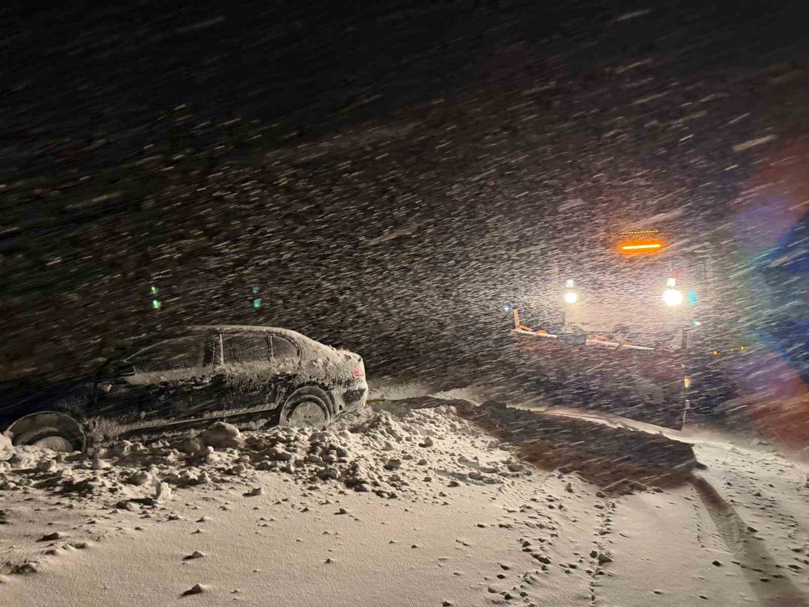 Başkale’de yoldan çıkan otomobil kara saplandı
Başkale’de yoldan çıkan otomobil kara saplandı