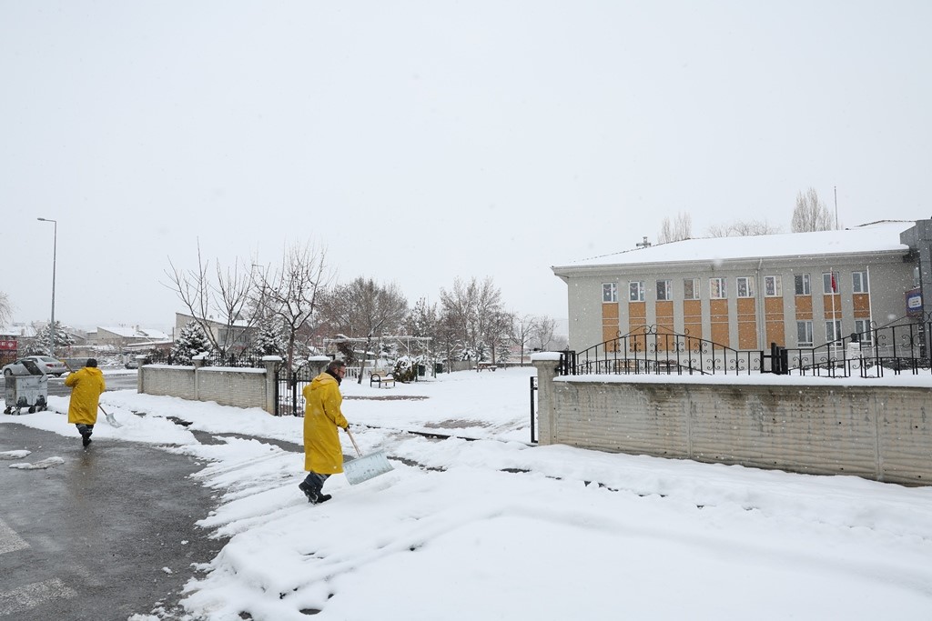 Başkan Çolakbayrakdar: "Bereketle gelen kar yağışına karşı çalışmalar aralıksız sürüyor"
