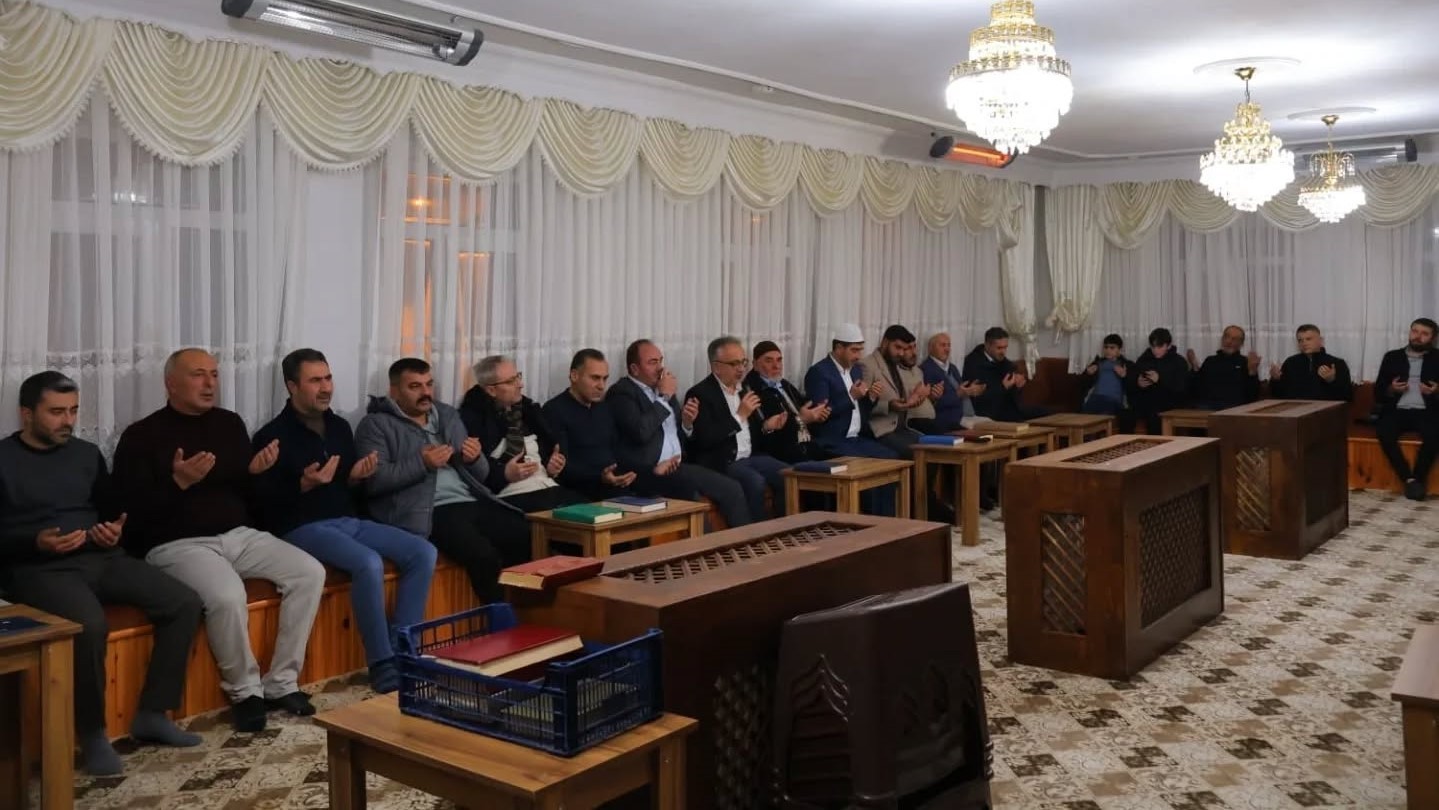 Bayburt’un Taht köyünde mukabele programı gerçekleştirildi
Bayburt’un Taht köyünde mukabele programı gerçekleştirildi