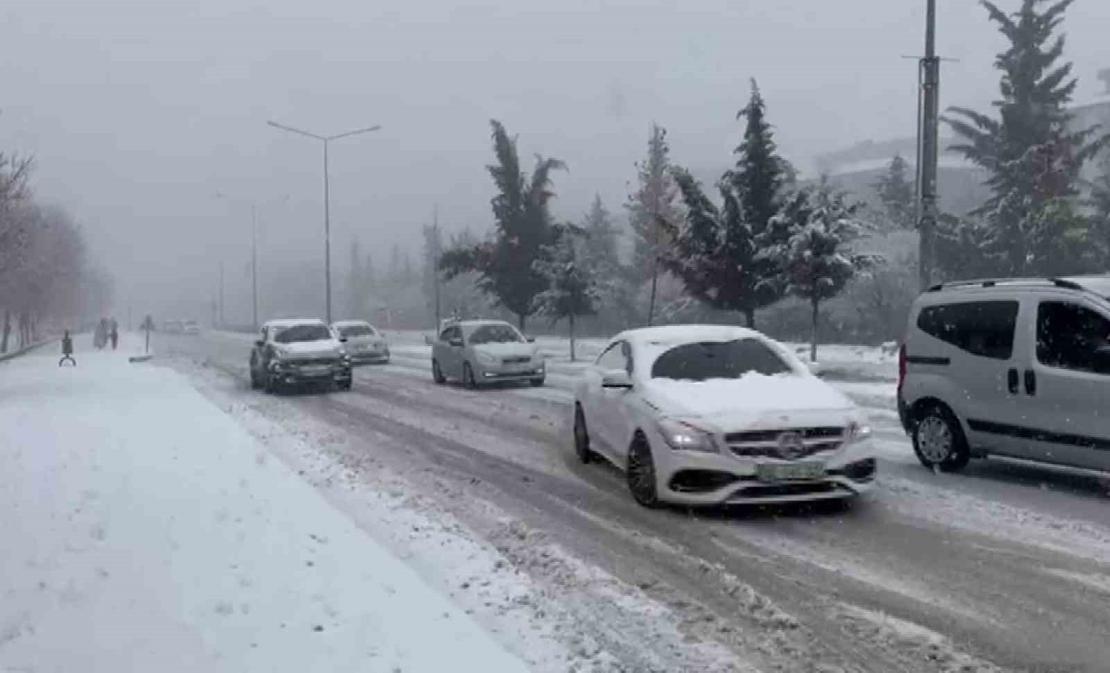 Besni’de kar yağışı hayatı olumsuz etkiledi
Besni’de kar yağışı hayatı olumsuz etkiledi