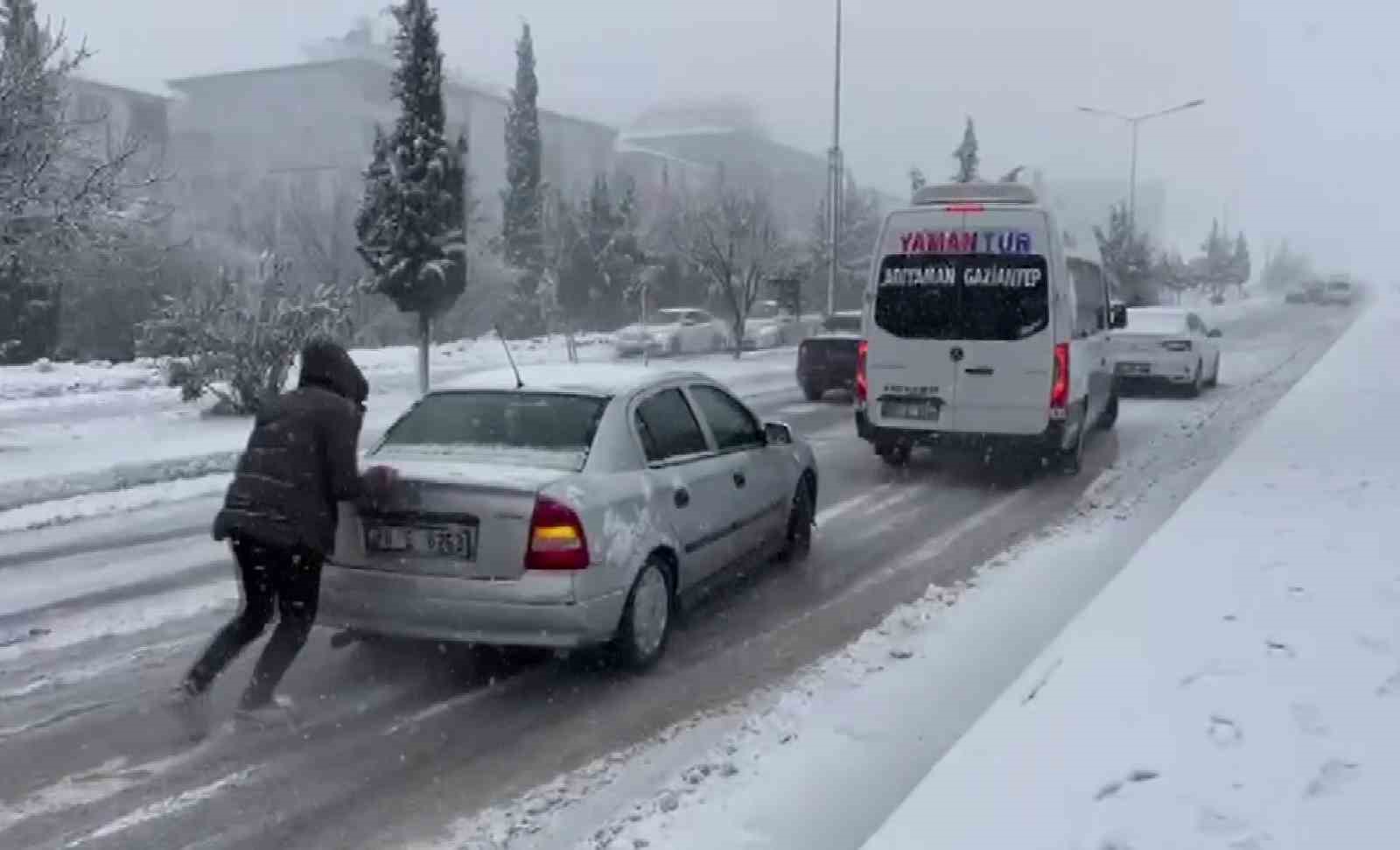 Besni’de kar yağışı hayatı olumsuz etkiledi
Besni’de kar yağışı hayatı olumsuz etkiledi