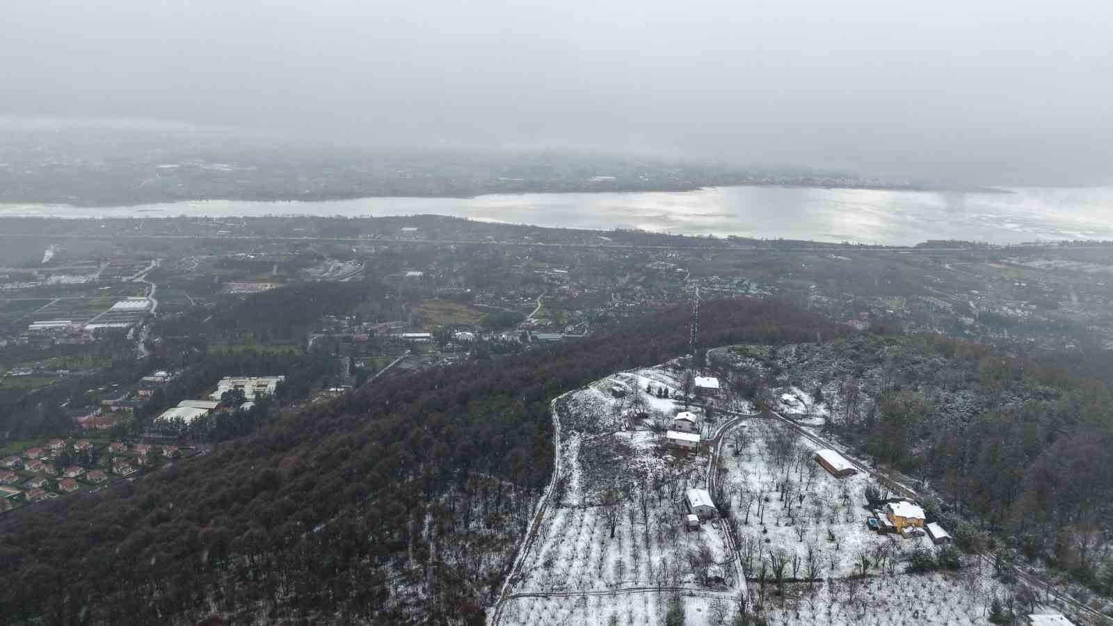 Beyaz örtü Sapanca Gölü’nü besleyen derelere can oldu
Beyaz örtü Sapanca Gölü’nü besleyen derelere can oldu