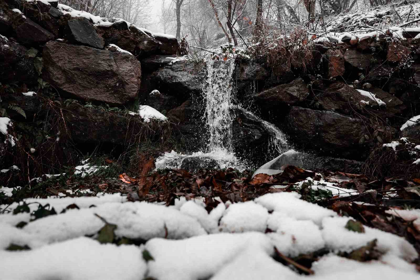 Beyaz örtü Sapanca Gölü’nü besleyen derelere can oldu
Beyaz örtü Sapanca Gölü’nü besleyen derelere can oldu