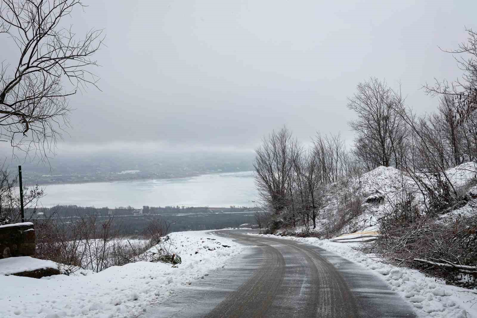 Beyaz örtü Sapanca Gölü’nü besleyen derelere can oldu
Beyaz örtü Sapanca Gölü’nü besleyen derelere can oldu