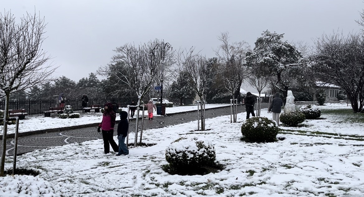 Beyaza bürünen Çamlıca’da kar topu savaşı görenleri gülümsetti
Beyaza bürünen Çamlıca’da kar topu savaşı görenleri gülümsetti