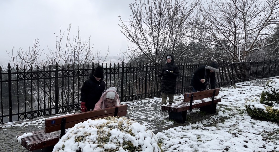 Beyaza bürünen Çamlıca’da kar topu savaşı görenleri gülümsetti
Beyaza bürünen Çamlıca’da kar topu savaşı görenleri gülümsetti