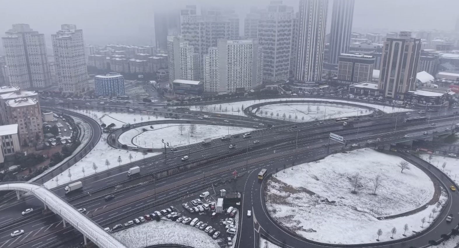 Beyaza bürünen Esenyurt havadan görüntülendi
Beyaza bürünen Esenyurt havadan görüntülendi