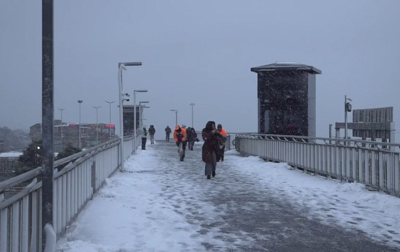 Beylikdüzü metrobüst üst geçidi karla kaplandı
Beylikdüzü metrobüst üst geçidi karla kaplandı