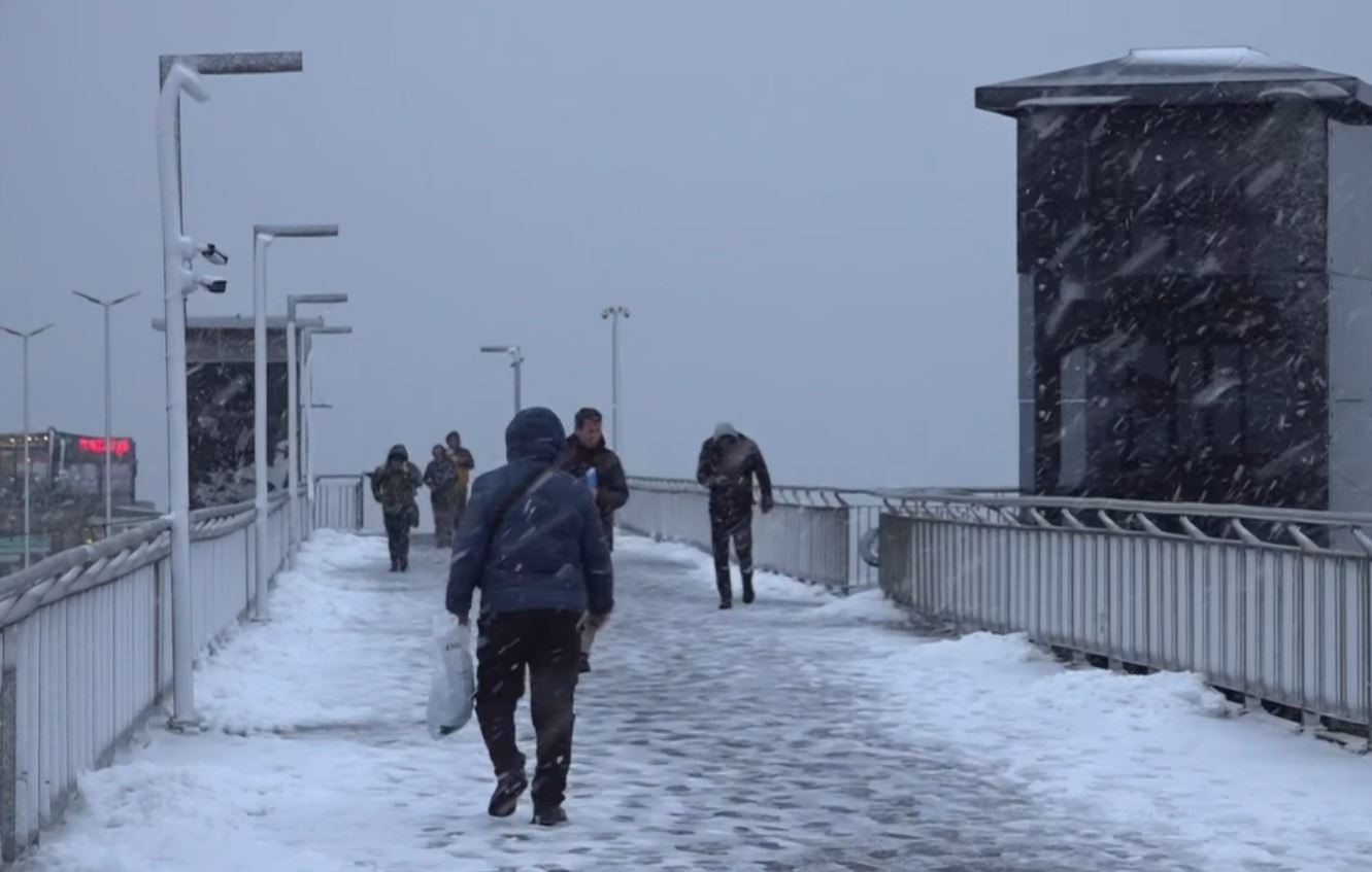 Beylikdüzü metrobüst üst geçidi karla kaplandı
Beylikdüzü metrobüst üst geçidi karla kaplandı