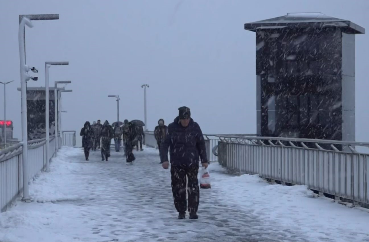 Beylikdüzü metrobüst üst geçidi karla kaplandı
Beylikdüzü metrobüst üst geçidi karla kaplandı