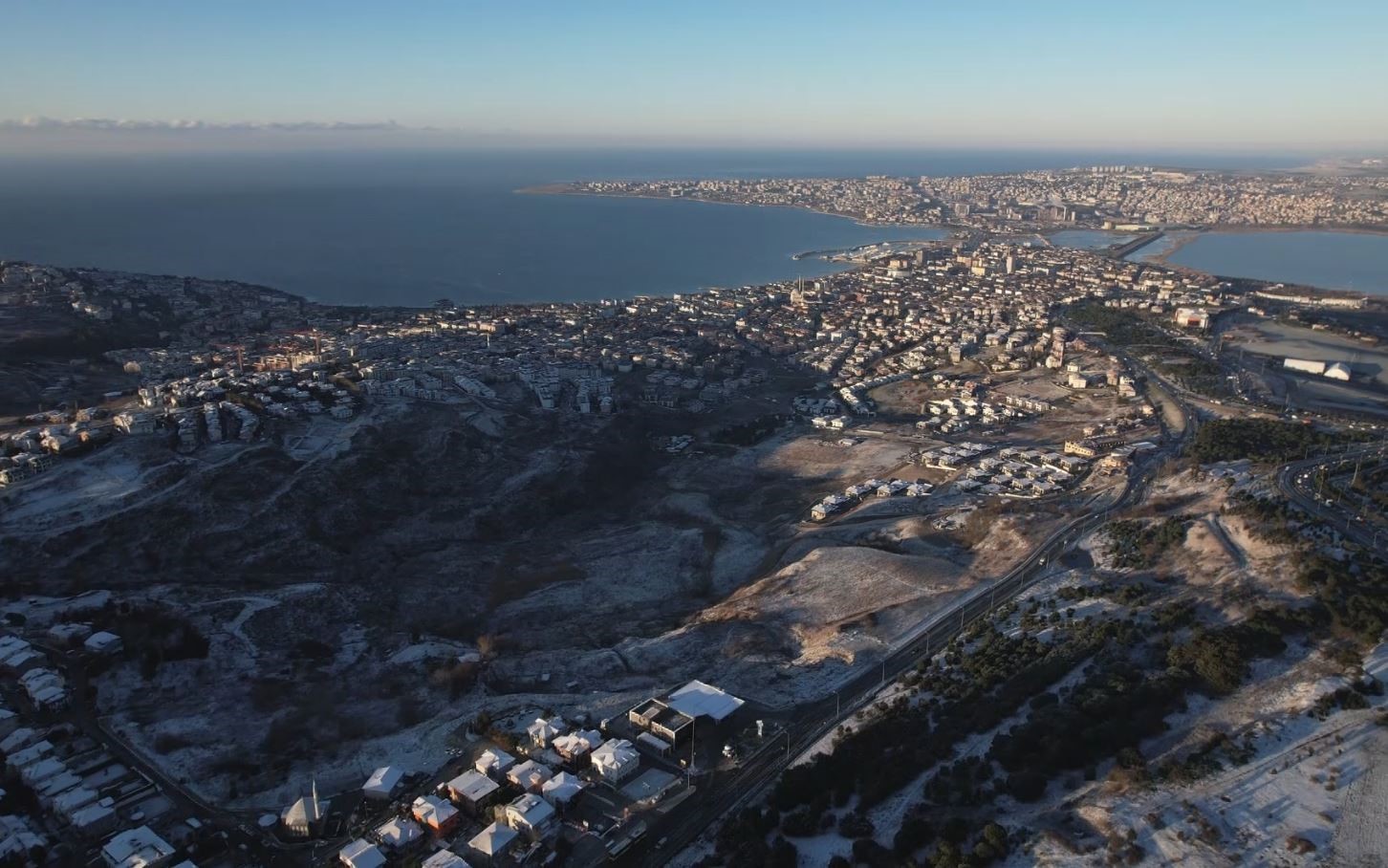Beylikdüzü ve Büyükçekmece’de havadan kar manzarası
Beylikdüzü ve Büyükçekmece’de havadan kar manzarası
