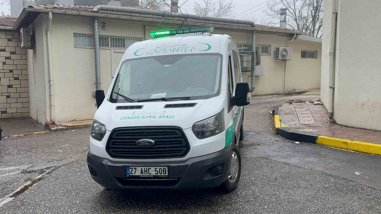 Bıçaklı kavgada öldürülen gencin cenazesi yakınlarına teslim edildi
