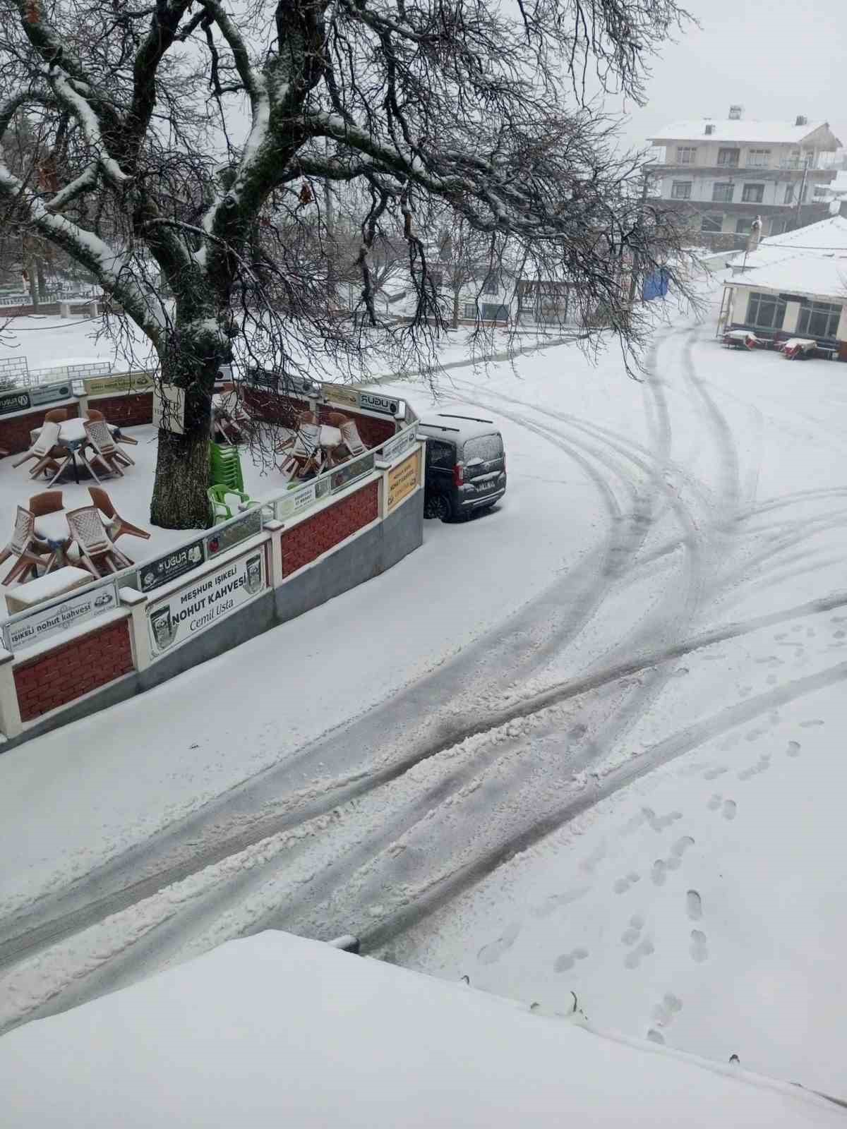 Biga’da karla kaplanan 2 köy yolu açıldı
Biga’da karla kaplanan 2 köy yolu açıldı