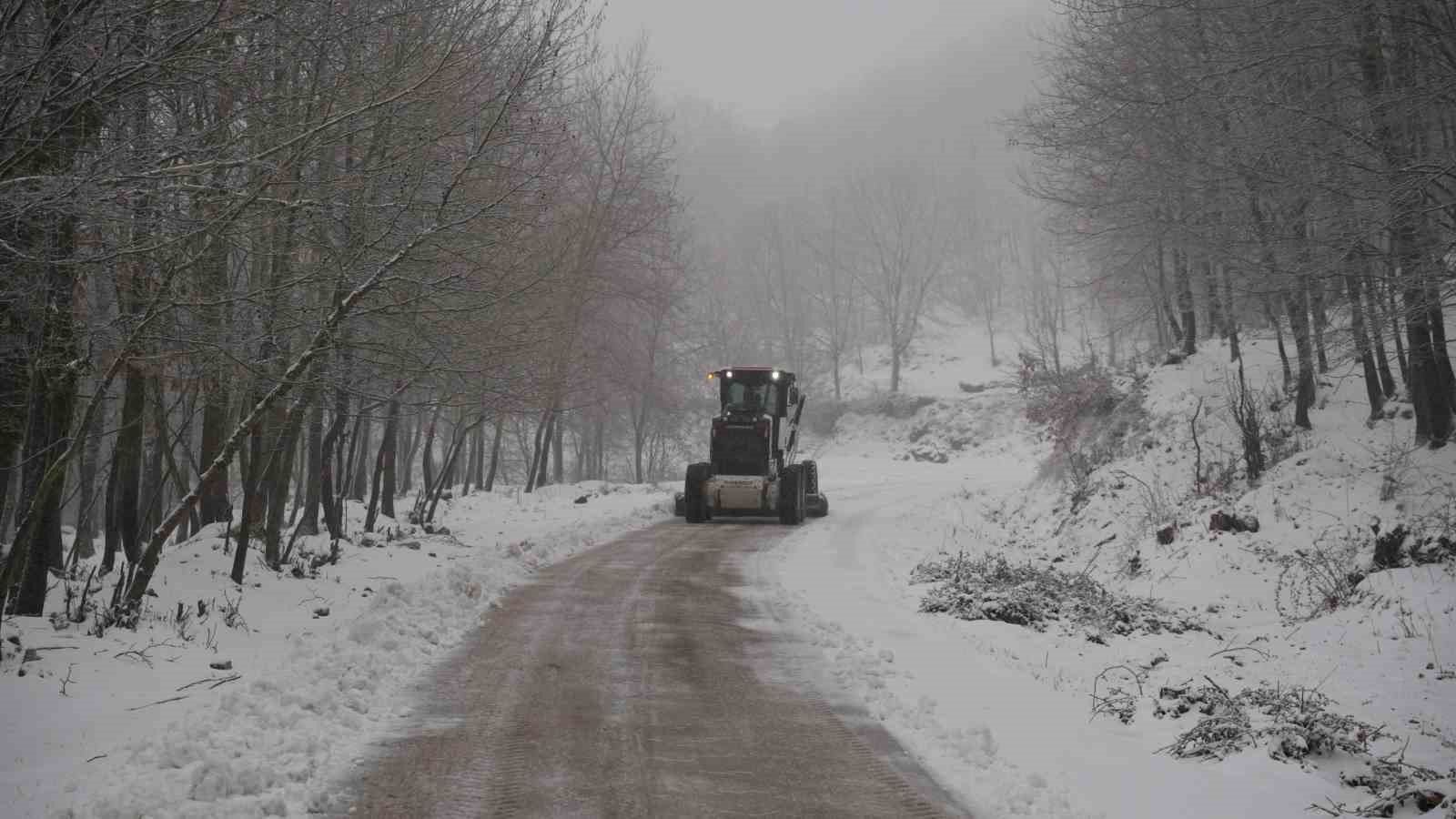 Biga’da karla kaplanan 2 köy yolu açıldı
Biga’da karla kaplanan 2 köy yolu açıldı