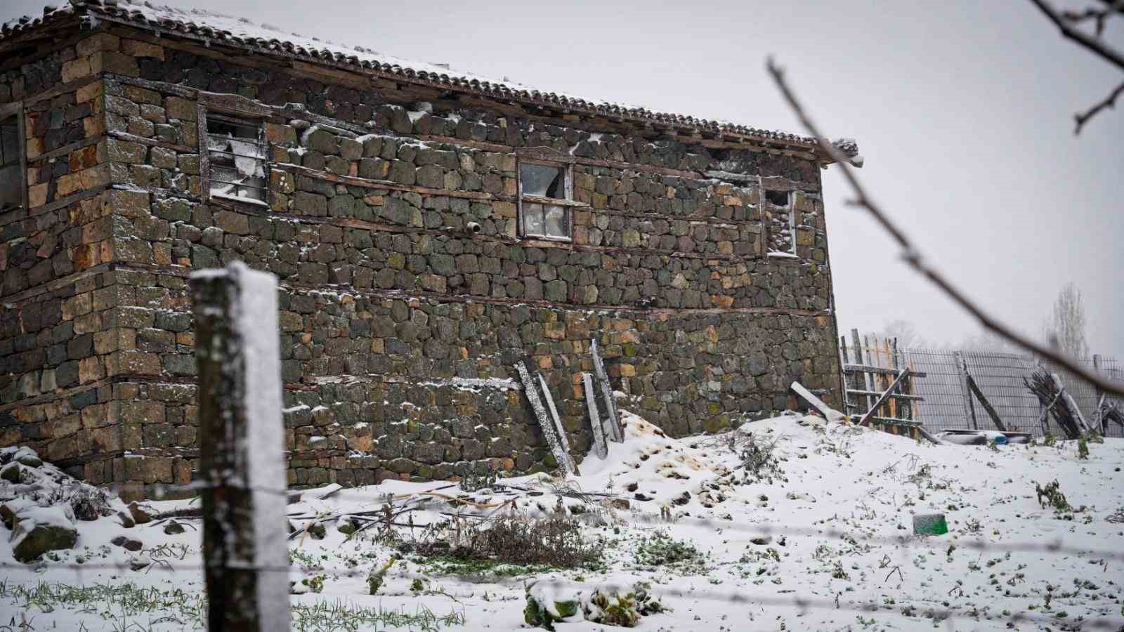 Biga’da karla kaplanan 2 köy yolu açıldı
Biga’da karla kaplanan 2 köy yolu açıldı