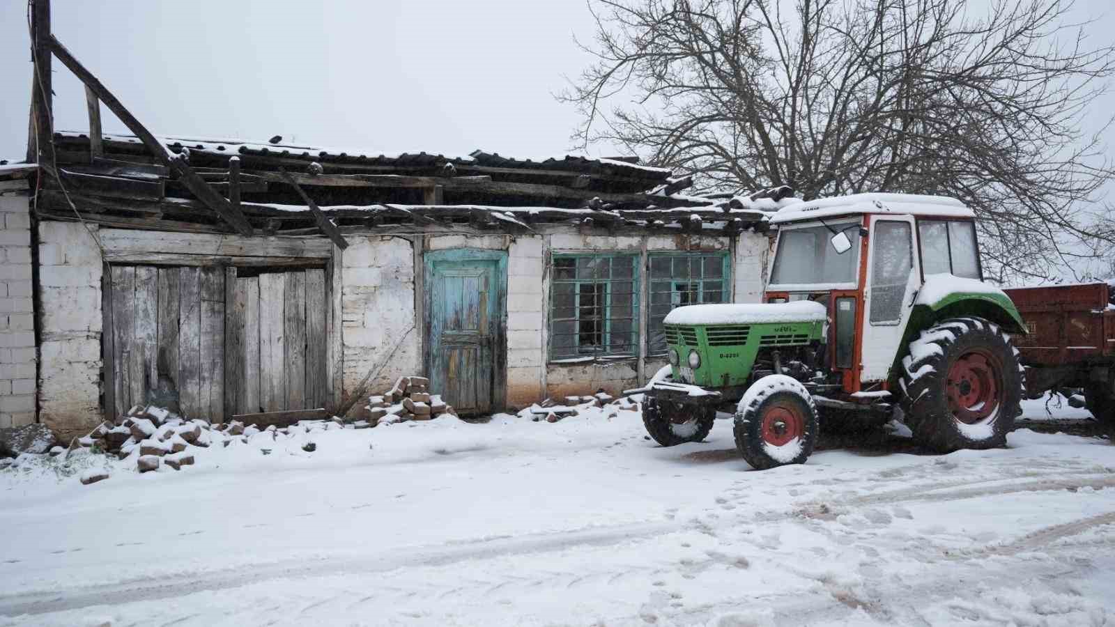 Biga’da karla kaplanan 2 köy yolu açıldı
Biga’da karla kaplanan 2 köy yolu açıldı